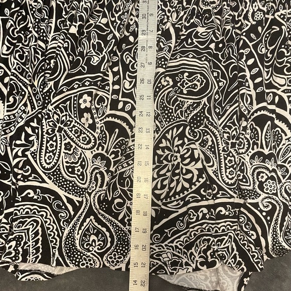 Black and white knit skirt. - Picture 3 of 3